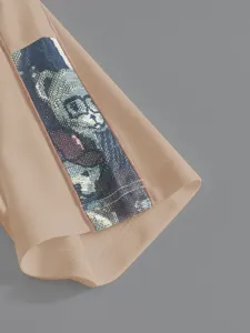 Détail de manche de t-shirt à manches courtes gaufré pour homme avec bordure ours tissée.