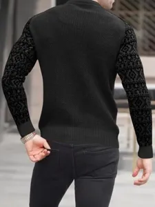 Vue détaillée du t-shirt tricoté à manches longues gaufrées pour homme avec manches stylées.