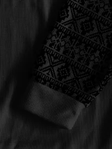 Vue détaillée du t-shirt à manches longues gaufrées pour hommes avec motif géométrique.