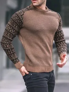 Vue détaillée du pull-over en tricot à manches longues pour homme avec motif géométrique.