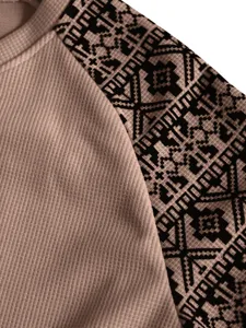 Gros plan sur le tissu gaufré et le détail géométrique de la manche du t-shirt homme à manches.