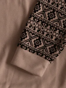 Gros plan détaillé d'un t-shirt thermique gaufré pour homme avec motif de poignet.