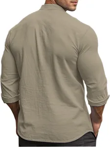 Dettaglio vista posteriore camicia uomo lino manica lunga, tessuto estivo traspirante.
