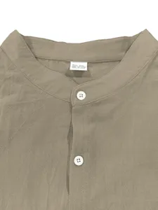 Primo piano dettaglio di camicia uomo manica lunga collo coreano in puro cotone.