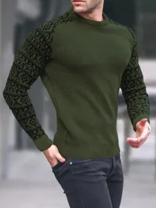 Vue détaillée du pull tricot gaufré vert armée pour homme avec manches à motifs.
