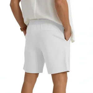 Set camicia e pantaloncini in lino bianco da uomo, outfit estivo casual visto da dietro