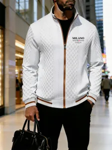 Gros plan sur la veste en tricot texturé avec col montant, fermeture éclair et finitions.