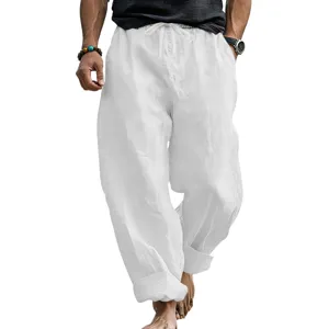 Vista dettagliata del pantalone casual da uomo in morbido lino bianco con cordoncino in vita.
