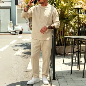 Vue de détail ensemble haut et pantalon lin homme style décontracté café urbain extérieur.