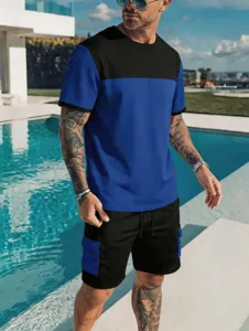Vista dettagliata del set maglietta manica corta e pantaloncini cargo da uomo in piscina.