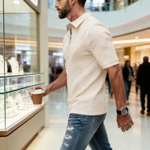 Λεπτομερής όψη μιας κομψής ανδρικής καλοκαιρινής ζακάρ πόλο μπλούζας με μισό φερμουάρ.