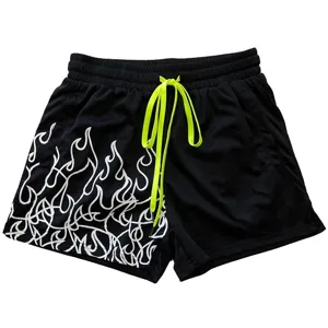 Schwarze Mesh-Sportshorts mit weißem Flammenprint und neongrünem Kordelzug für Training.