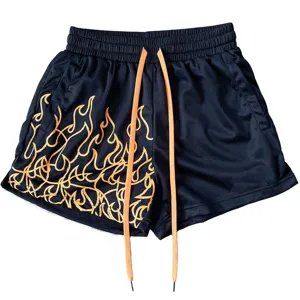 Detailansicht von Herren Mesh Sportshorts mit orangefarbenem Flammenmuster und Kordelzügen.