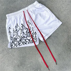 Herren Mesh Sportshorts mit Flammenmuster und langen roten Kordeln für das Training.