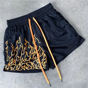 Herren schwarze Mesh Sporthose mit orangefarbenem Flammenmuster und langen Kordeln.