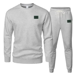 Ensemble de survêtement gris décontracté pour l'hiver, avec sweat-shirt à col rond et pantalon.