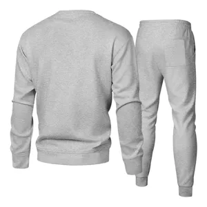 Ensemble sweat-shirt à col rond et pantalon de jogging gris, design minimaliste et classique.
