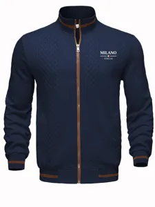 Détail de veste en tricot pour homme avec col montant, fermeture éclair et poignets rayés.