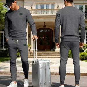 Vue détaillée de l'ensemble survêtement sweat-shirt manches longues et jogger gris.