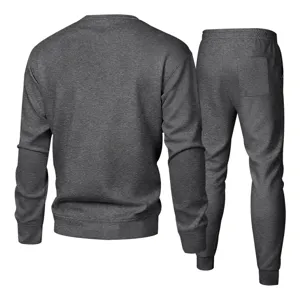 Ensemble sweat-shirt et pantalon de survêtement gris, sportswear automne hiver décontracté.