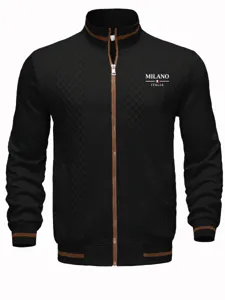 Vue détaillée de la veste en tricot noir avec col montant, zip marron et texte de poitrine.