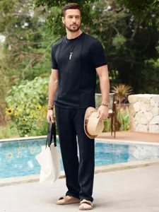 Dettaglio della tuta casual waffle da uomo con elegante top nero e pantaloni coordinati.