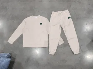 Ensemble de survêtement beige confortable avec sweat-shirt col rond et pantalon pour l'hiver.