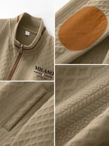 Vue détaillée d'un cardigan tricoté pour homme avec col montant, zip et patchs aux coudes.