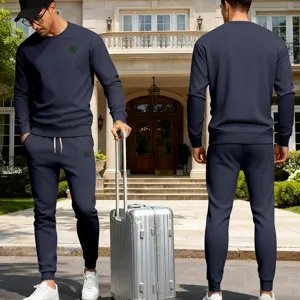Vue détaillée d'un ensemble de survêtement décontracté pour homme en marine avec sweat.