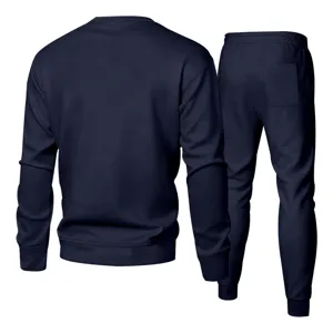 Vue arrière d'un sweat-shirt et d'un pantalon de survêtement minimaliste bleu marine.