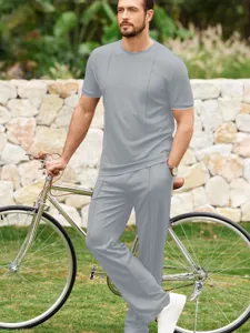 Set t-shirt manica corta waffle casual e pantaloni da uomo in grigio chiaro per l'estate.