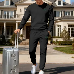 Ensemble de survêtement noir pour homme avec sweat à col rond et pantalon de jogging stylé.