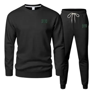 Ensemble survêtement noir pour homme, sweat à col rond et pantalon de jogging confortable.