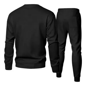 Vue de détail d'un ensemble sweat-shirt à manches longues et pantalon de jogging noir.