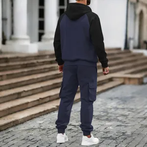 Ensemble survêtement molletonné à capuche et pantalon cargo pour homme style casual hiver.