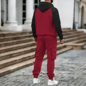 Vue détaillée de l'ensemble de survêtement molletonné à capuche et pantalon cargo.