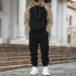 Vue detaillee sweat a capuche colorblock et pantalon cargo homme style streetwear.