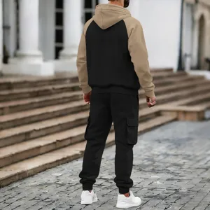 Vue détaillée de l'ensemble sweat à capuche polaire et pantalon cargo homme.