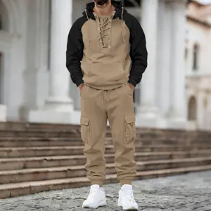 Vue détaillée de l'ensemble sweat à capuche raglan et pantalon cargo molletonné.