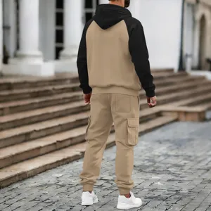 Vue détaillée ensemble sweat capuche raglan et pantalon cargo homme kaki noir style urbain.