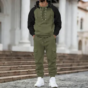 Détail de survêtement cargo doublé pour homme avec capuche raglan, col lacé et poches.