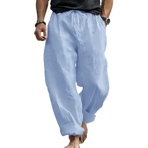 Dettaglio in primo piano di pantaloni casual in lino celeste da uomo con coulisse e tasche.