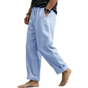 Vista dettagliata di pantaloni casual in lino azzurro da uomo con coulisse e vestibilità.