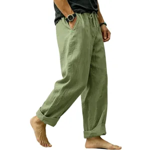 Dettaglio pantaloni lino uomo, gamba dritta larga tessuto traspirante e vista tasche laterali.