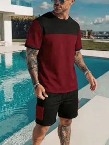 Set due pezzi da uomo estivo casual sportivo con t-shirt color block e pantaloncini.