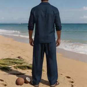 Conjunto de camisa y pantalón de lino azul marino para hombre vista de escena en playa soleada.