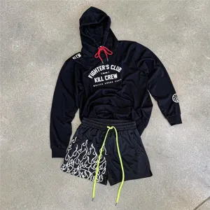 Herren schwarzes Sportbekleidungsset mit Kapuzenpullover und Mesh-Shorts mit Flammen-Print.