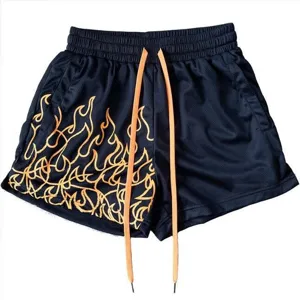 Herren Sommer Mesh Sport Shorts mit Flammen Print, atmungsaktive Fitness Lauftrainer Shorts.