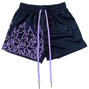 Herren atmungsaktive Mesh Sportshorts mit lila Flammenmuster und langen Kordeln fuer Fitness.