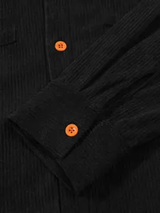 Vue détaillée d'une chemise à manches longues en velours côtelé noir pour homme chic.